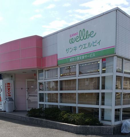 コンパクトな外観 外観 開放的な窓が特徴の建物です。天候を問わず、明るい環境で働けます。