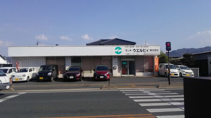 白い建物と駐車場