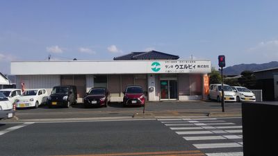 白い建物と駐車場