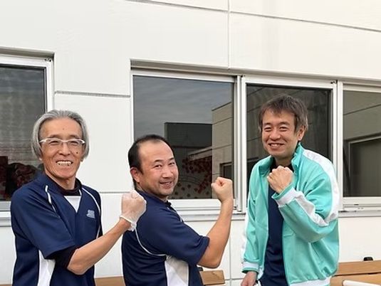 スタッフ3人が並ぶ外観  