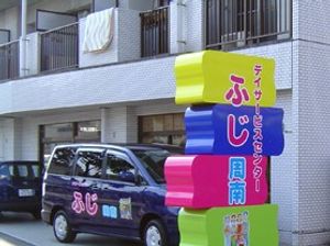 建物外観と車  