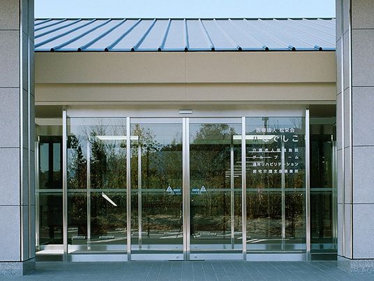 建物の正面玄関  