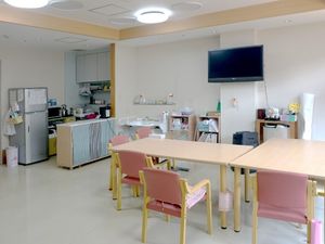 明るい食堂の机と椅子  