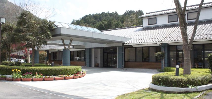 広々とした入口外観
