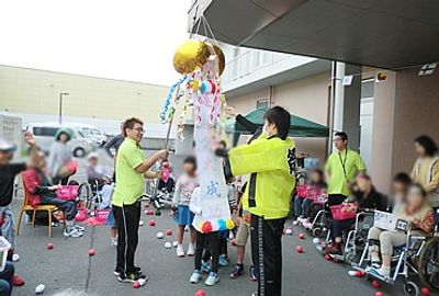 祝賀ムードの屋外