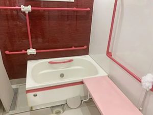 手すり付き浴槽の浴室  