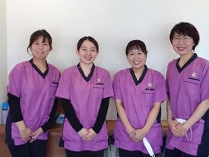 紫の制服のスタッフ4人  