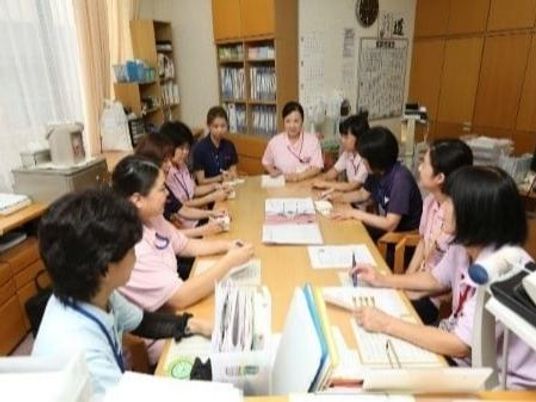 スタッフが集う会議室