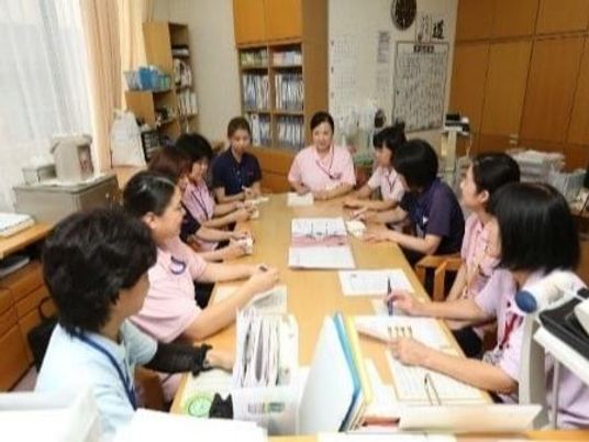 スタッフが集う会議室