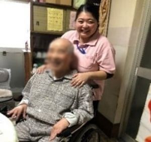 スタッフと入居者の様子