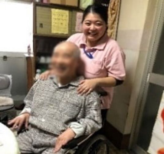 スタッフと入居者の様子