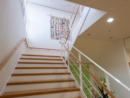 明るい廊下の階段部分