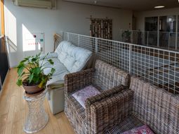 籐製ソファのある休憩スペース