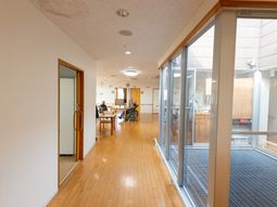 明るい廊下の景色