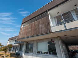 広々とした建物の外観