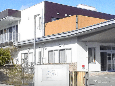緑に囲まれた外観