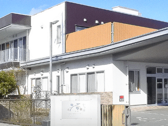 緑に囲まれた外観