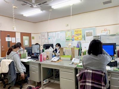 デスクワーク中のスタッフ