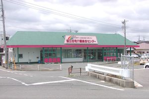 緑色の屋根の建物外観