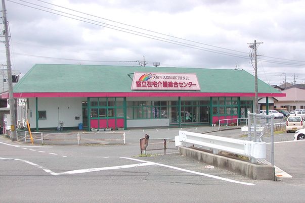 緑色の屋根の建物外観