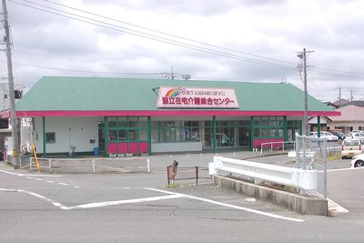 緑色の屋根の建物外観