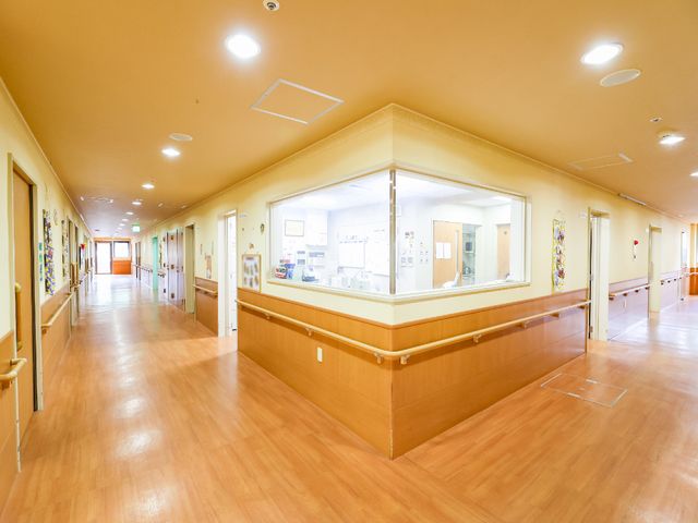 廊下の明るい空間 廊下 広々とした廊下は明るく、壁に飾られたアート作品が温かみを添えています。手すりが整備されており、歩行に安心感を提供します。