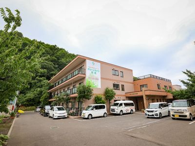 緑に囲まれた建物の外観