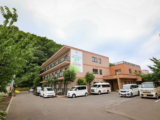 緑に囲まれた建物の外観
