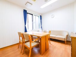 明るい居室の一角
