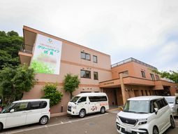 緑に囲まれた建物外観