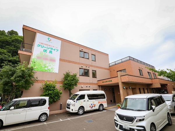 緑に囲まれた建物外観