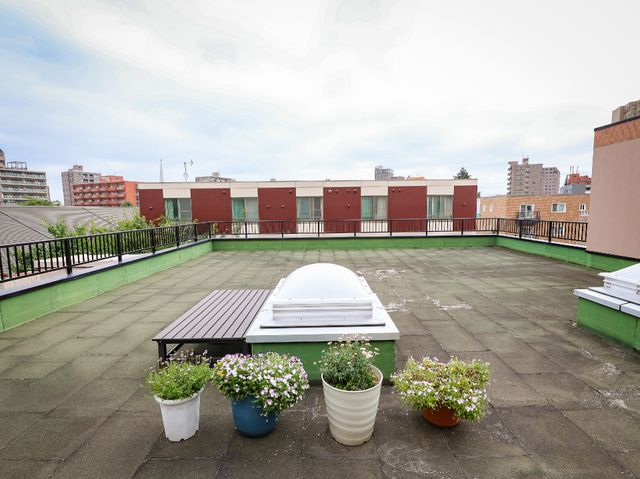 屋上の植物とベンチ 屋上 広々とした屋上テラスは、植物のある癒しの空間を提供しています。この風通しの良い場所でくつろぎのひとときを過ごせます。
