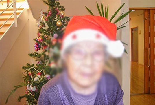 クリスマスの飾りがある廊下