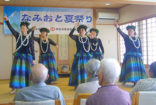多目的室でのフラダンス