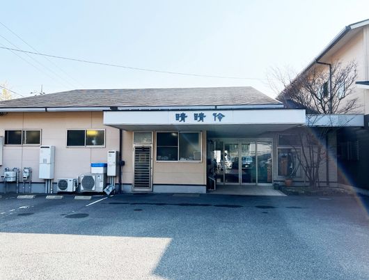 明るい入口の外観  