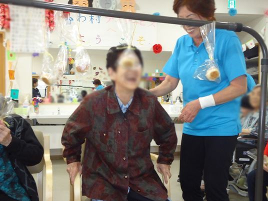 楽しげな様子の中庭