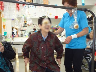 楽しげな様子の中庭