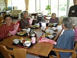 共有ダイニングでの食事