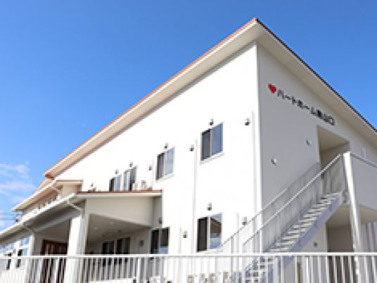 白い外観の建物