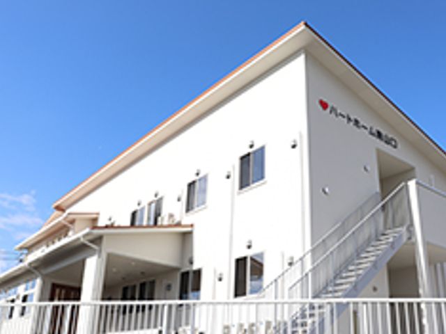 白い外観の建物 外観 白を基調とした外観が清潔感を演出しています。青空と相まって爽やかさが漂います。
