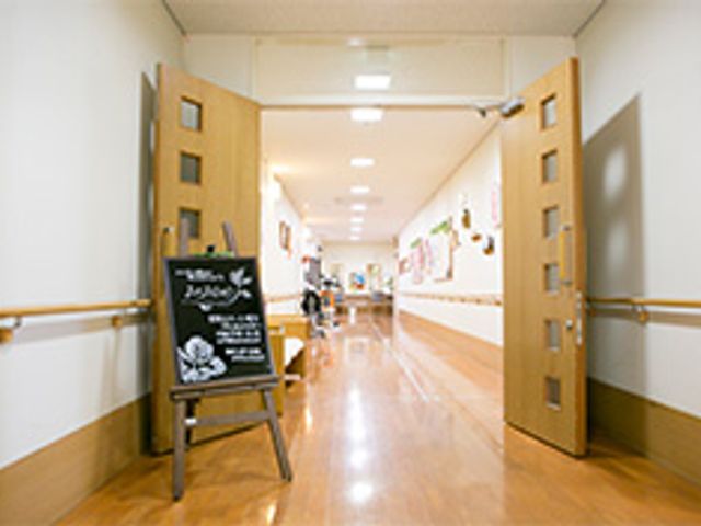 長い廊下の風景 廊下 自然光が差し込む長い廊下です。手すりが設置され、移動も安心です。