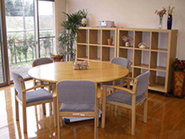 自然光が入る明るい部屋 リビング 日差しが差し込む広々としたリビングです。リラックスした雰囲気で心地よく過ごせます。