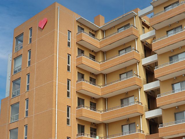 高層建物の外観 外観 心地よい風が吹き抜ける環境に位置する、地域に溶け込んだ高層の施設です。
