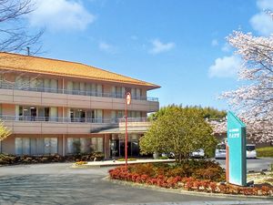 桜並木の建物外観  