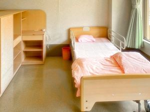 明るい居室のベッド  