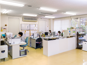 事務スタッフのいる事務室  
