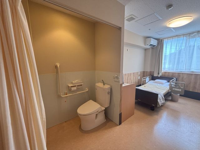 明るい個室の居室 居室 自然光が差し込む個室です。清潔感のある空間で快適に働けます。