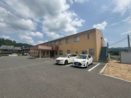駐車場のある建物外観