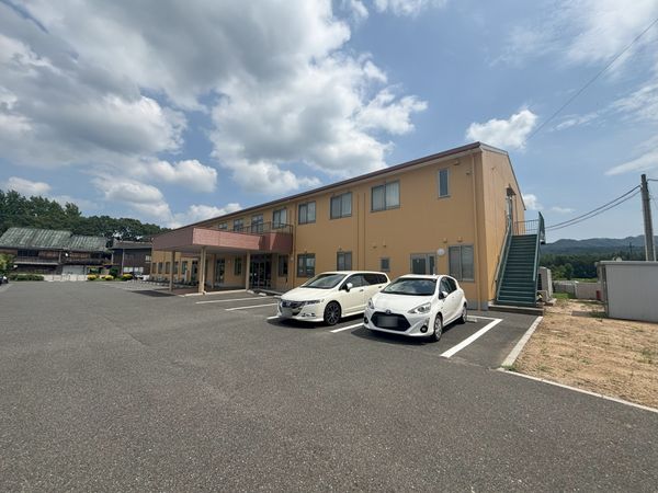 駐車場のある建物外観