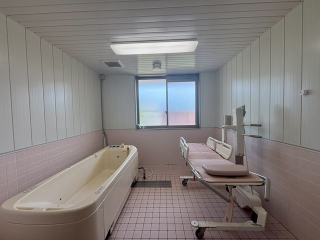広々とした浴室 浴室 介護用の機器が備わった浴室で、安全に配慮されています。自然光が入る明るい空間です。
